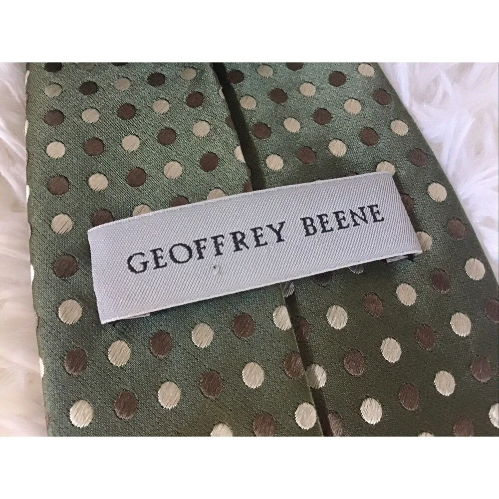 Geoffrey Beene Neck Tie Green Polka Dot 100% Silk 3.5 Inch Wide